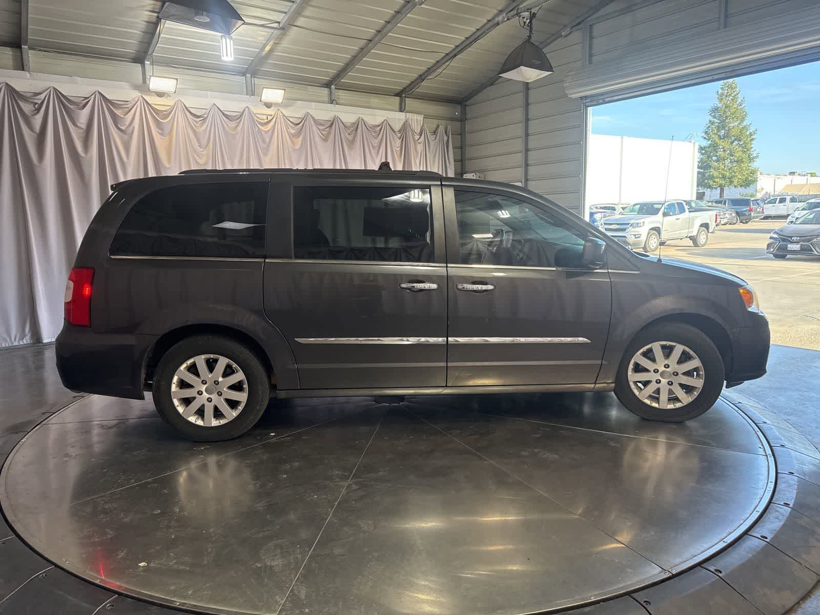 Used 2016 Chrysler Town & Country Touring w/ Driver Convenience Group FWD image 4