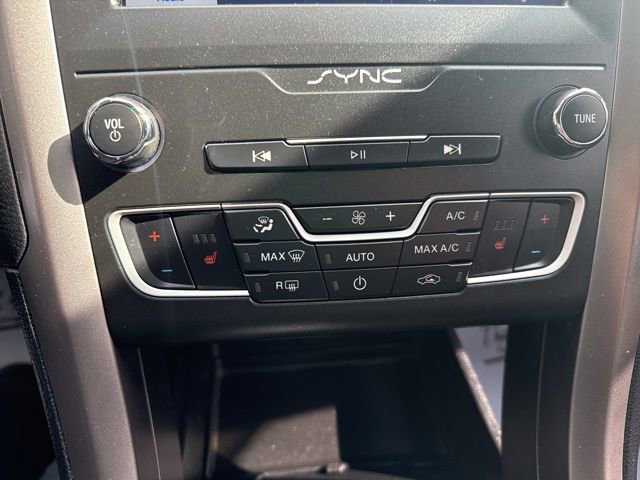 Used 2020 Ford Fusion SE image 23