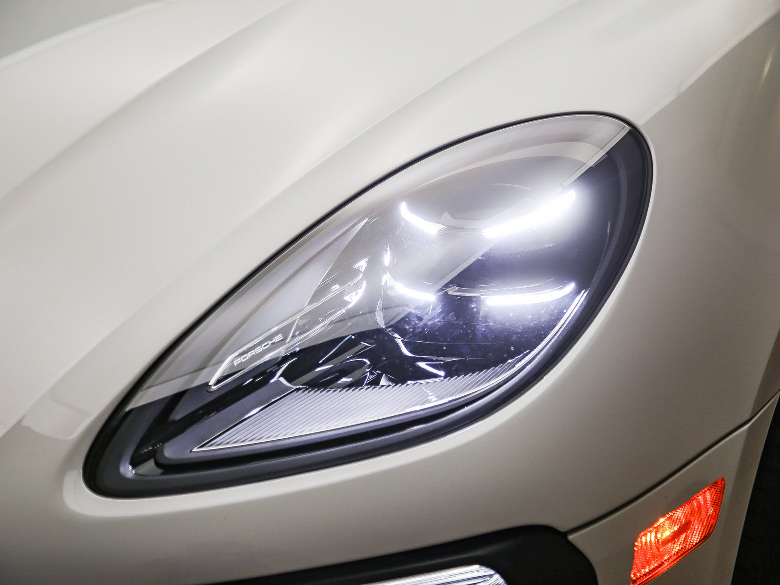 Certified 2025 Porsche Macan Turbo AWD/4WD image 11