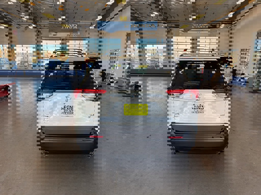 Used 2021 Toyota RAV4 XLE Premium image 4