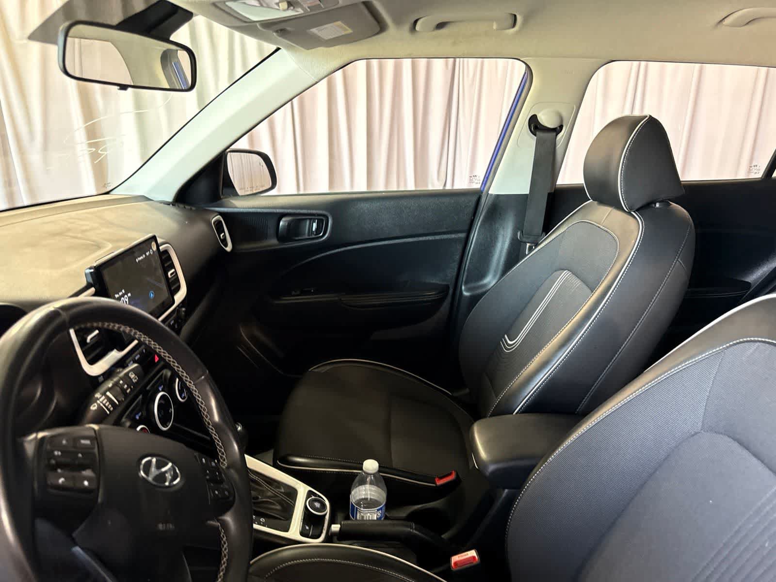 Used 2023 Hyundai Venue Limited FWD image 18