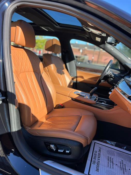 Used 2022 BMW 750i xDrive w/ M Sport Package image 10