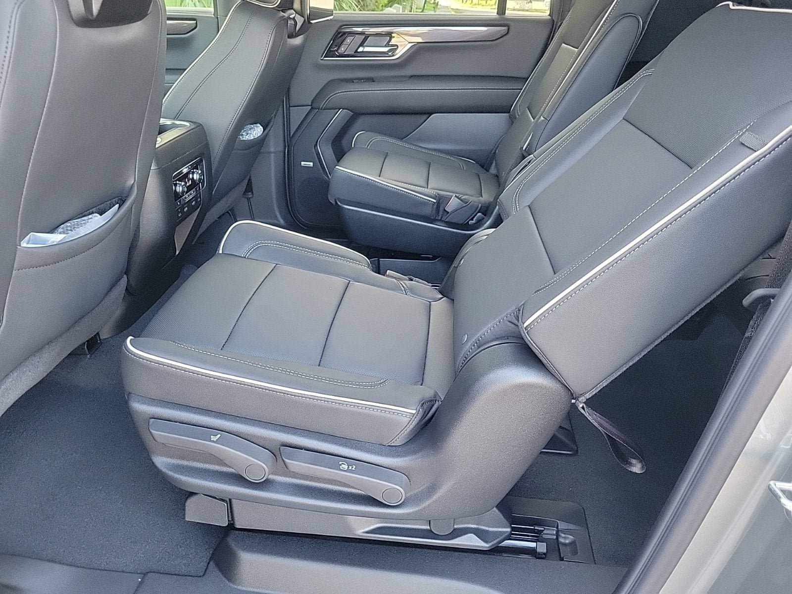 New 2026 GMC Yukon XL Elevation w/ Elevation Premium Package AWD/4WD image 12