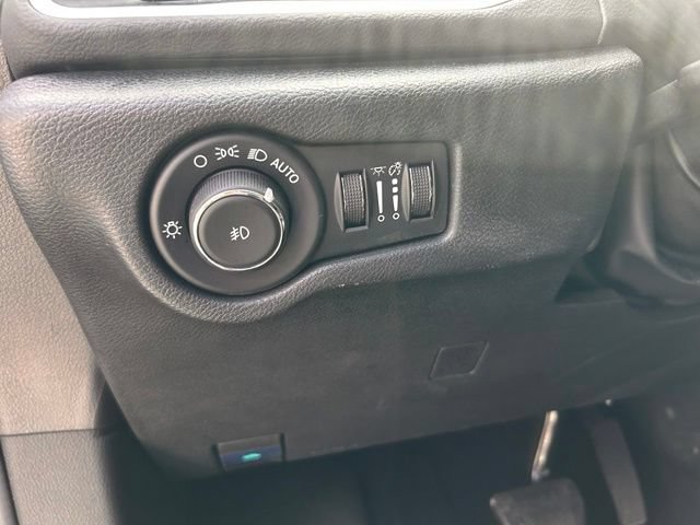 Used 2025 Chrysler Pacifica Select FWD image 23