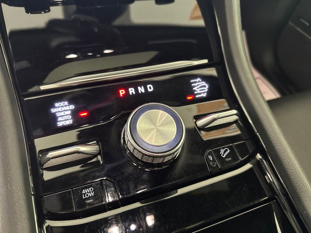 Used 2023 Jeep Grand Cherokee Overland w/ Luxury Tech Group IV image 33