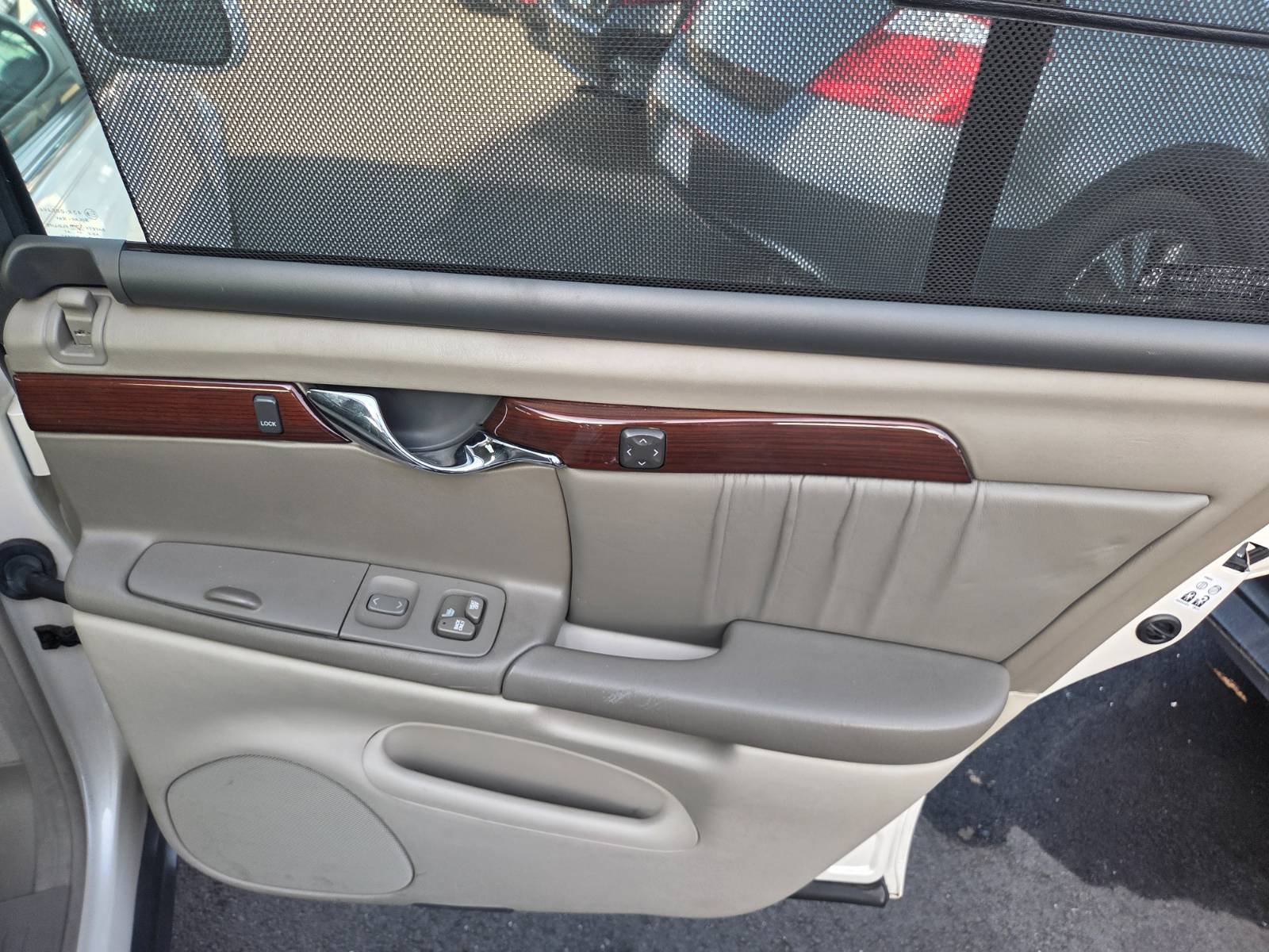 Used 2002 Cadillac De Ville DHS w/ Safety/Security Pkg FWD image 12