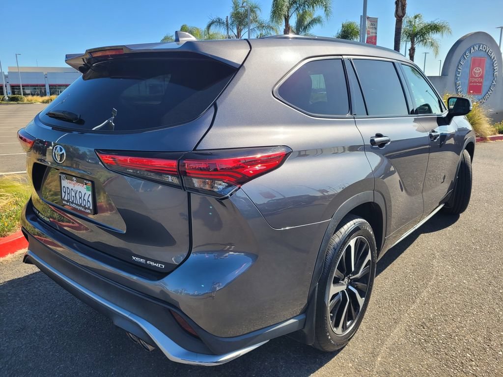 Used 2022 Toyota Highlander XSE AWD/4WD image 4