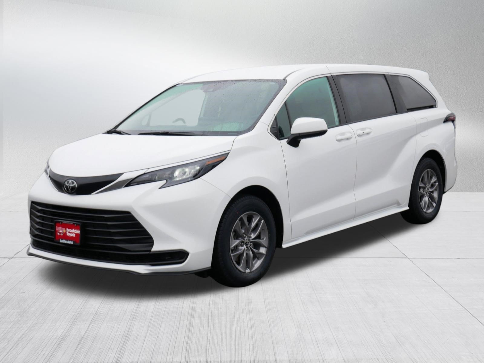 Certified 2026 Toyota Sienna LE FWD image 3