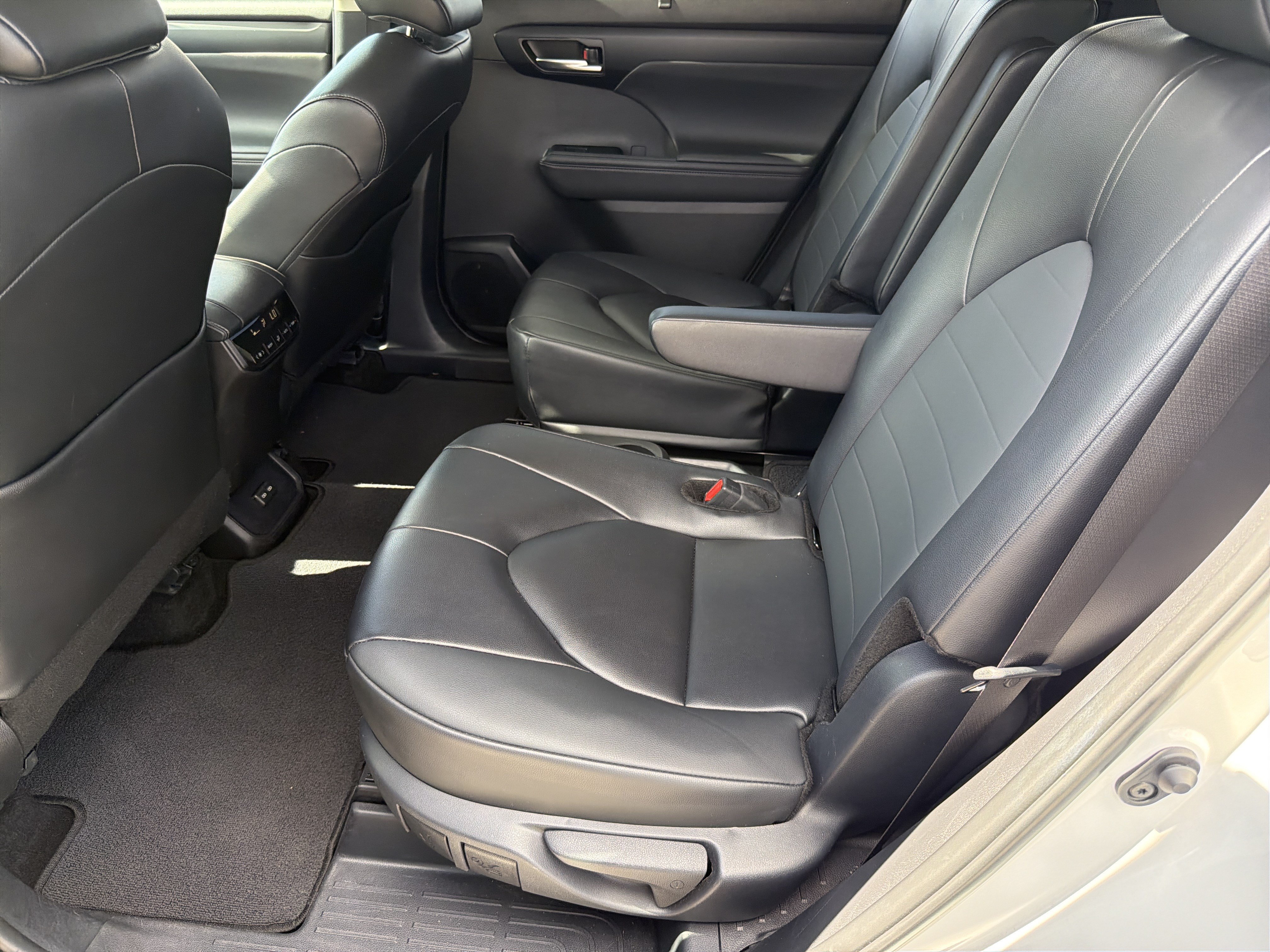 Certified 2025 Toyota Highlander XLE FWD image 33
