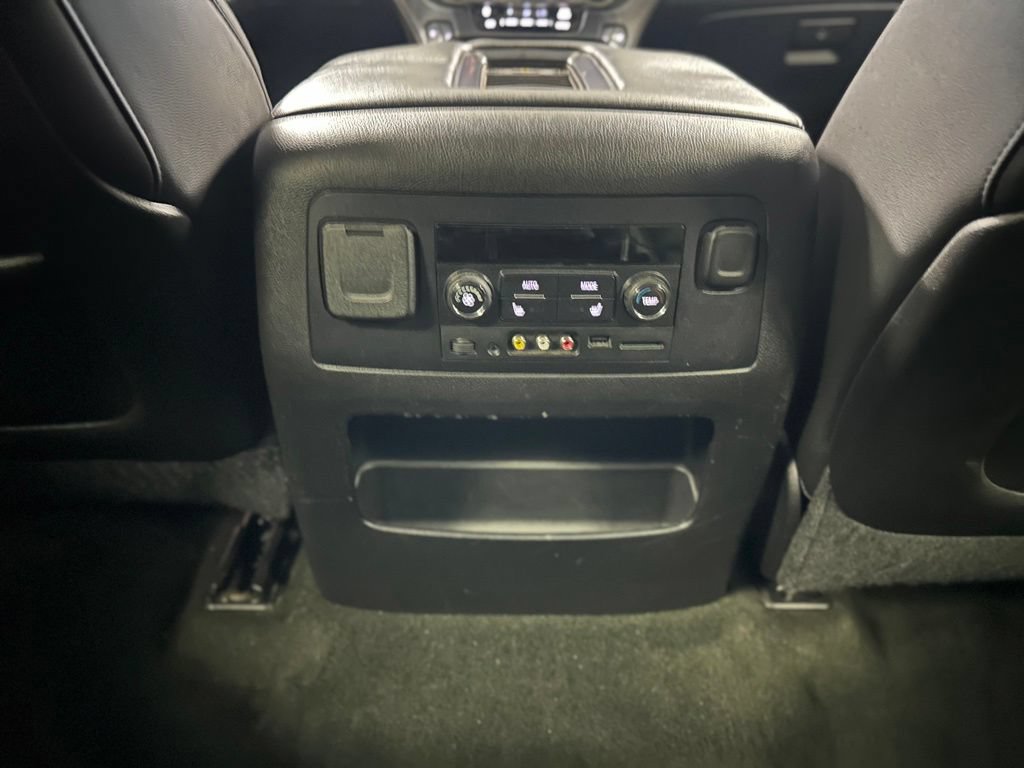 Used 2015 Chevrolet Suburban LTZ RWD image 23