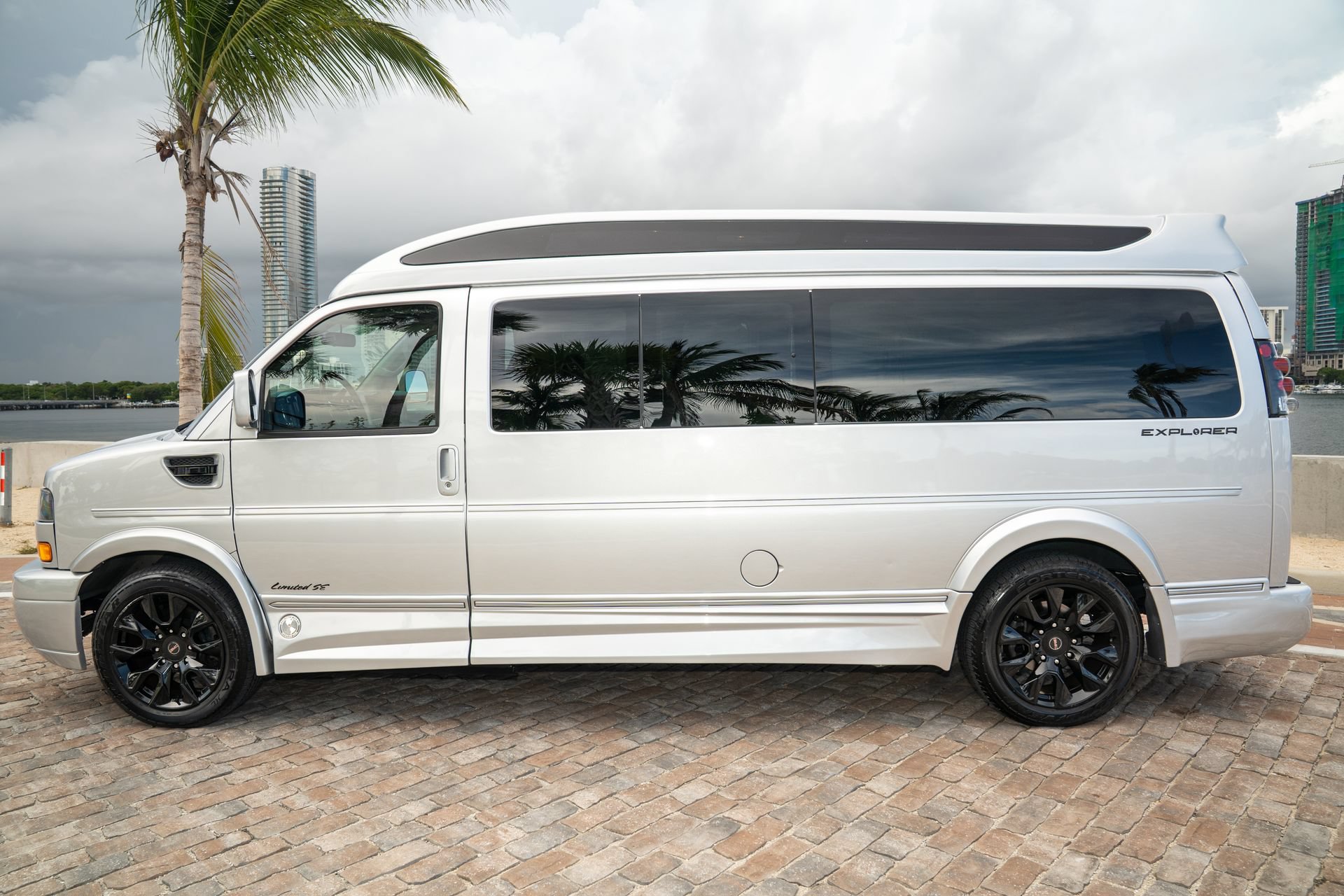 Used 2022 GMC Savana 2500 Extended RWD image 9