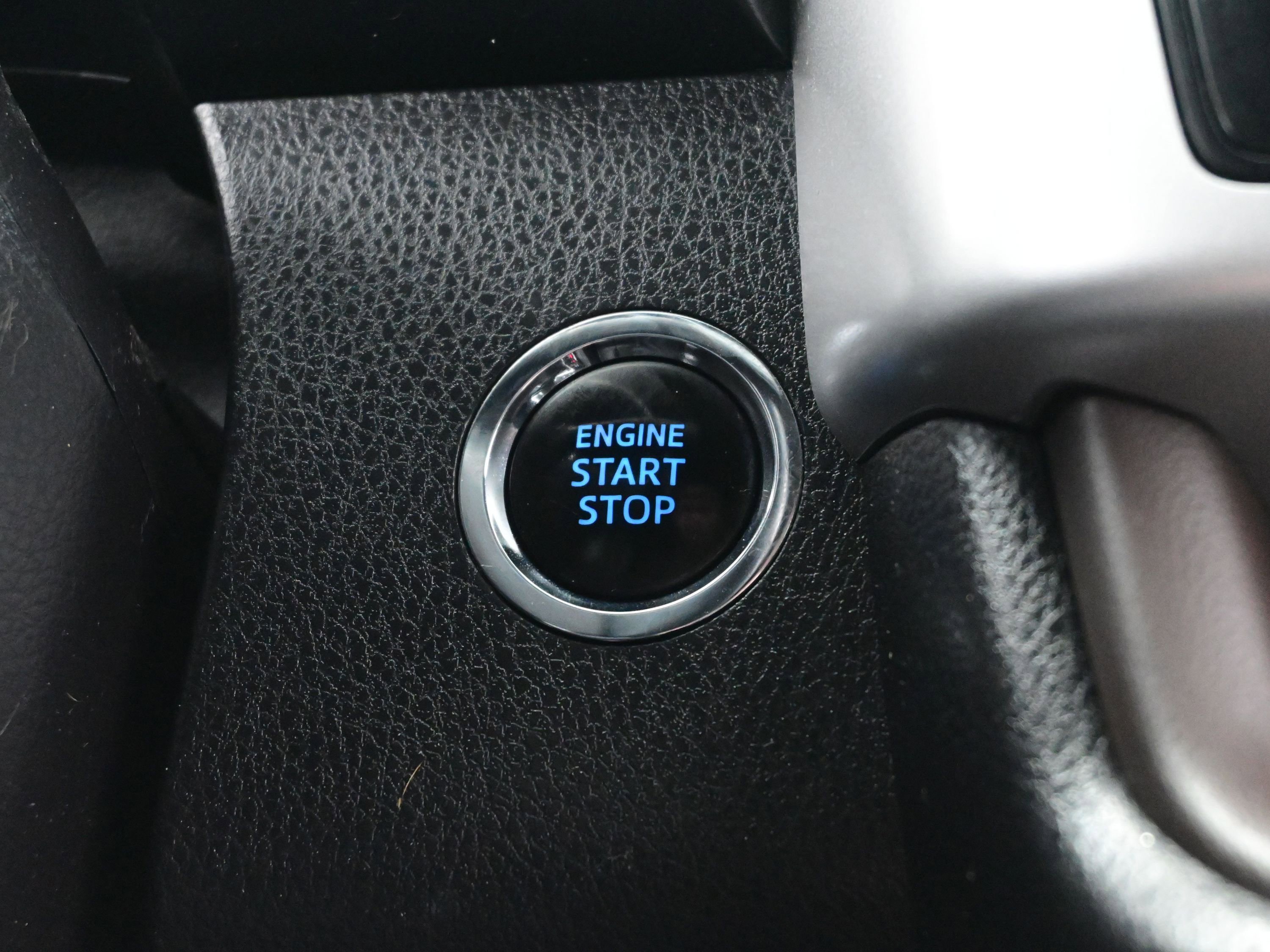 Used 2017 Toyota Highlander Limited image 25