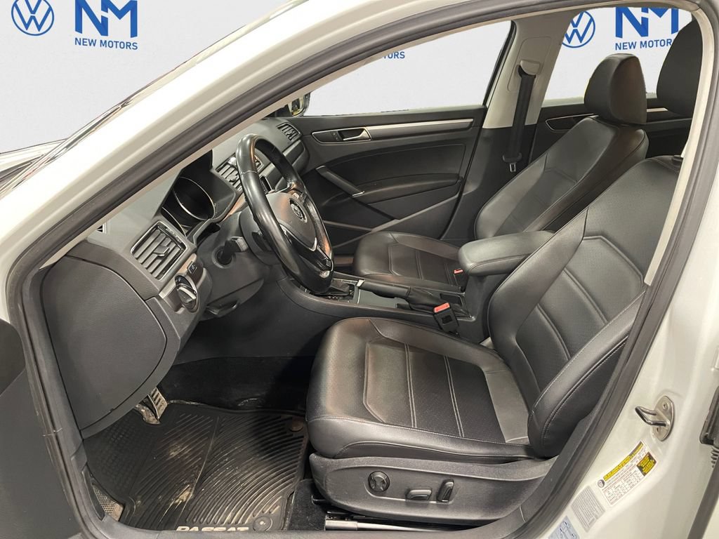 Used 2018 Volkswagen Passat 2.0T R-Line FWD image 9