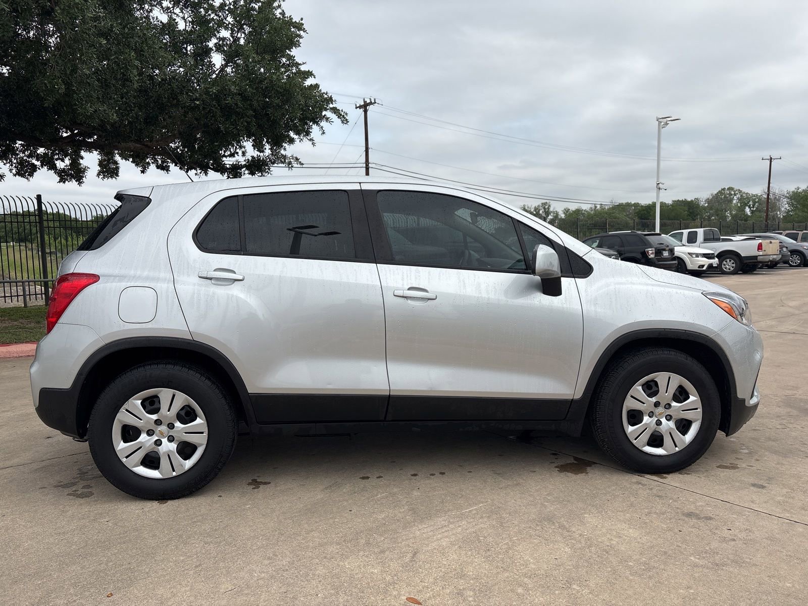 Used 2017 Chevrolet Trax LS FWD image 2