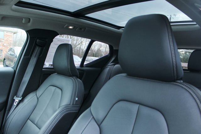 Used 2025 Volvo XC40 B5 Plus image 15