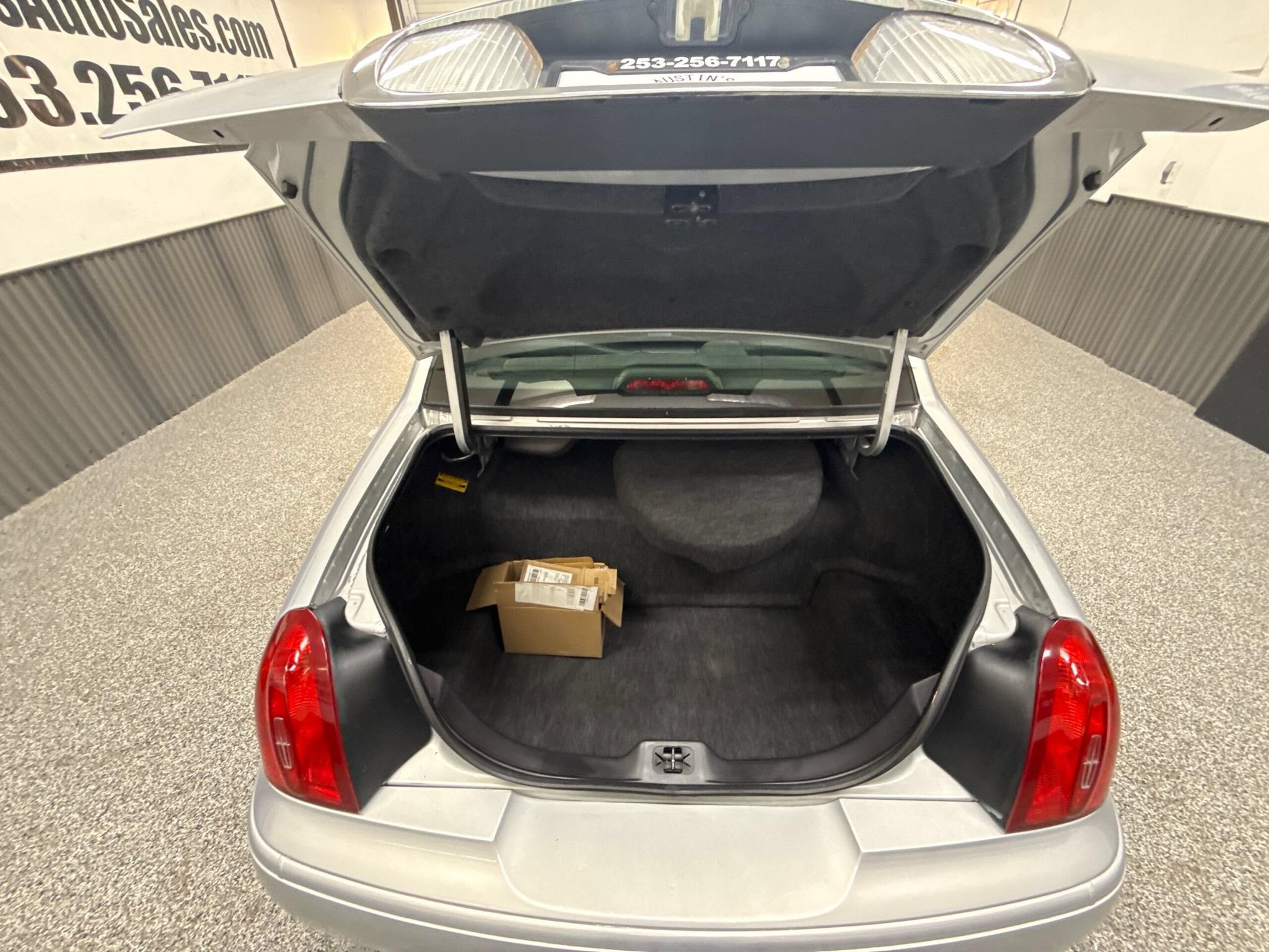Used 2000 Lincoln Town Car Signature RWD image 9