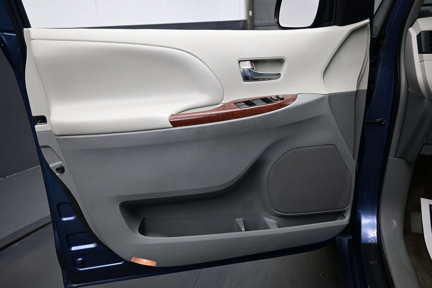 Used 2014 Toyota Sienna XLE FWD image 9