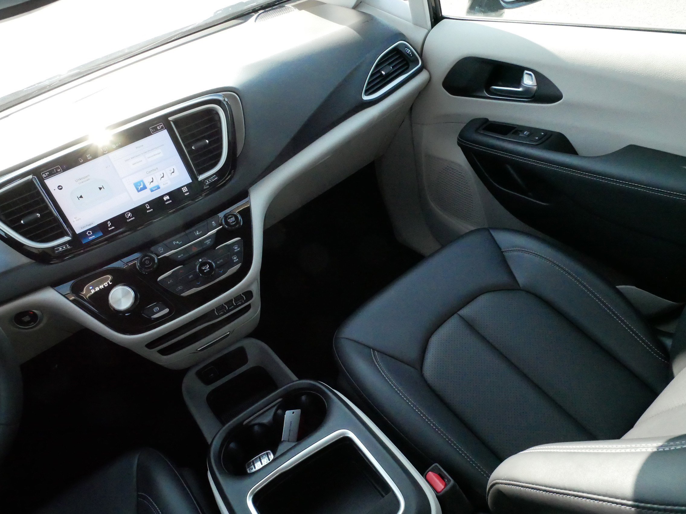 Used 2024 Chrysler Pacifica Touring-L image 11