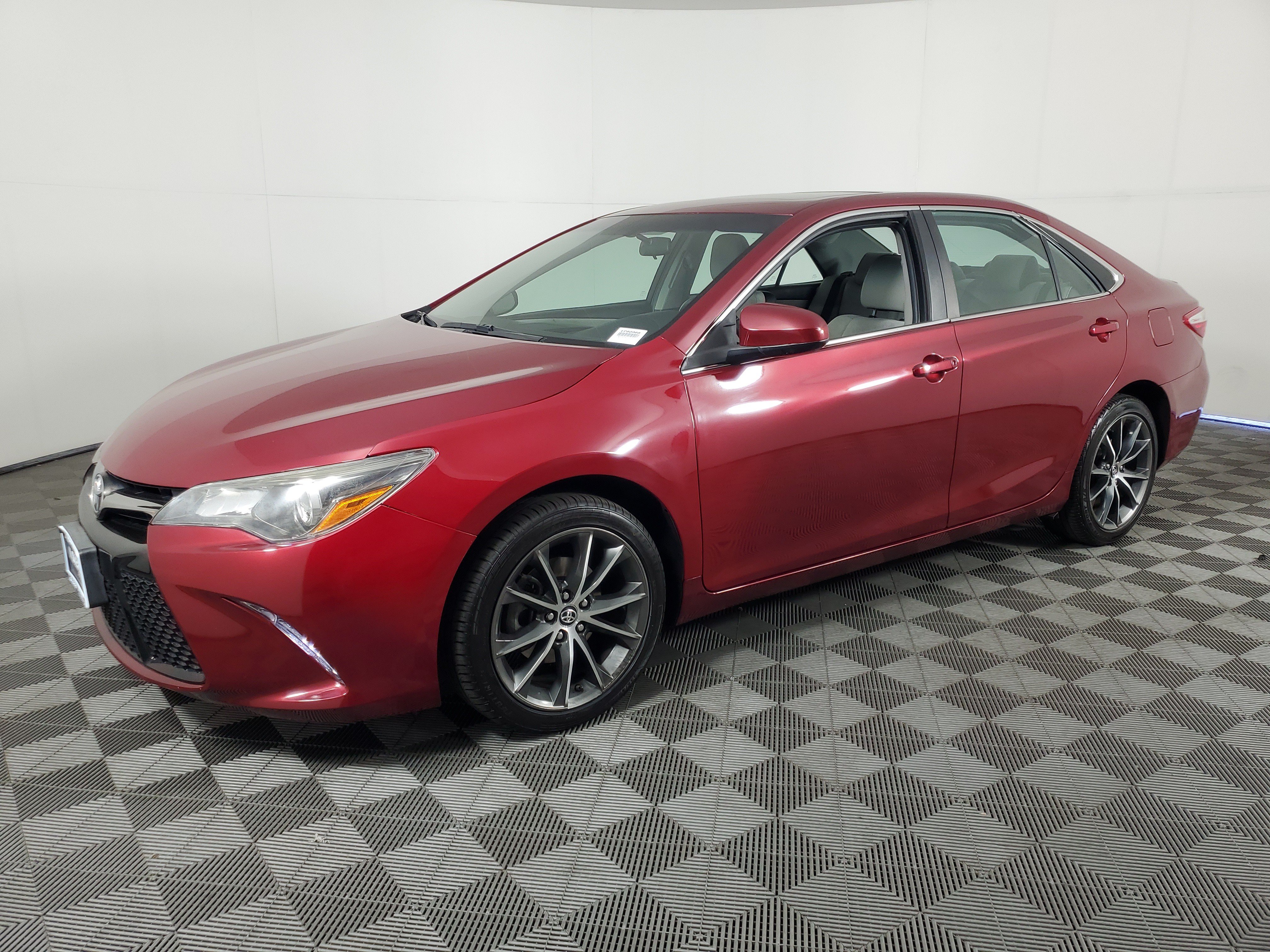 Used 2017 Toyota Camry XSE w/ Moonroof Package FWD image 8