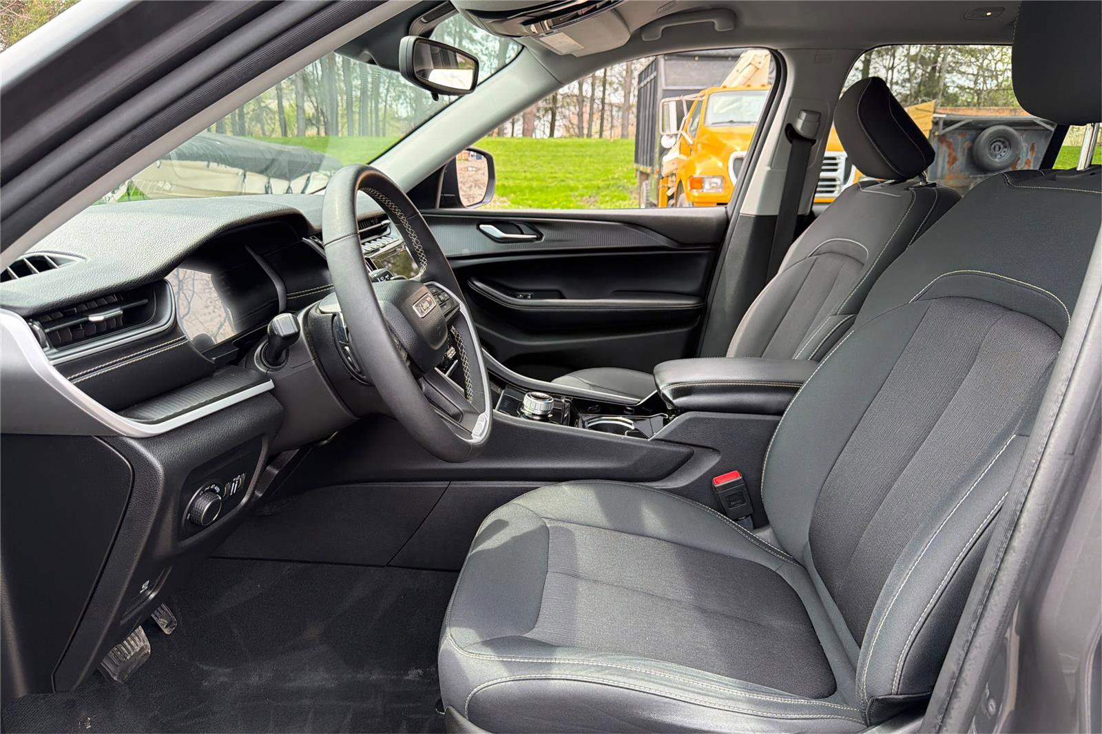 Used 2023 Jeep Grand Cherokee Laredo w/ Luxury Tech Group I AWD/4WD image 10