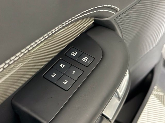 Used 2025 Land Rover Discovery Metropolitan Edition AWD/4WD image 24