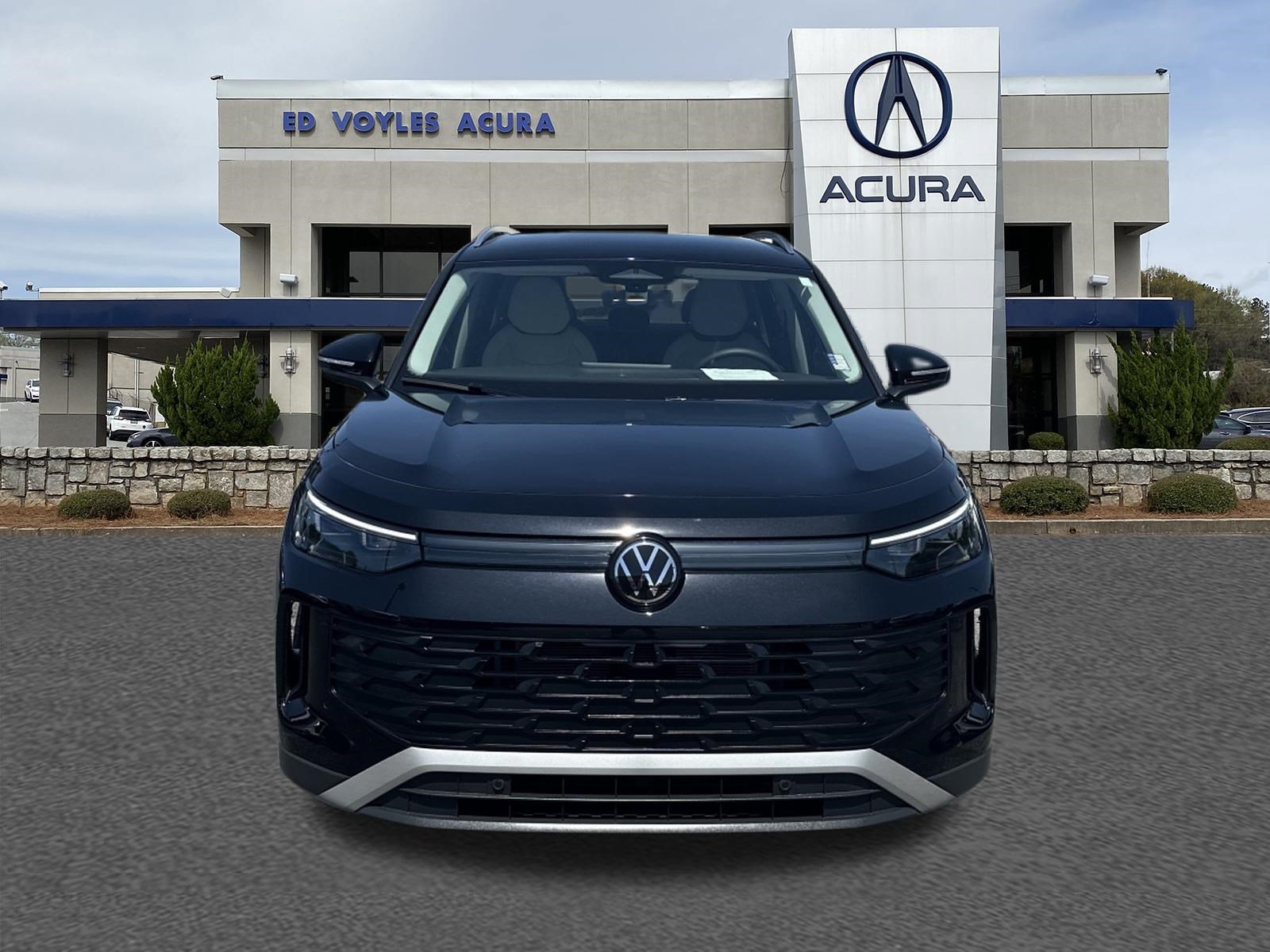 Used 2025 Volkswagen Tiguan SE FWD image 2