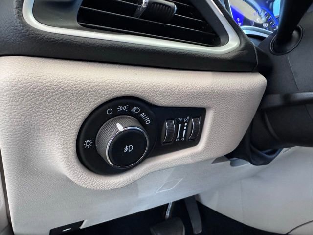 Used 2023 Chrysler Pacifica Touring-L FWD image 23
