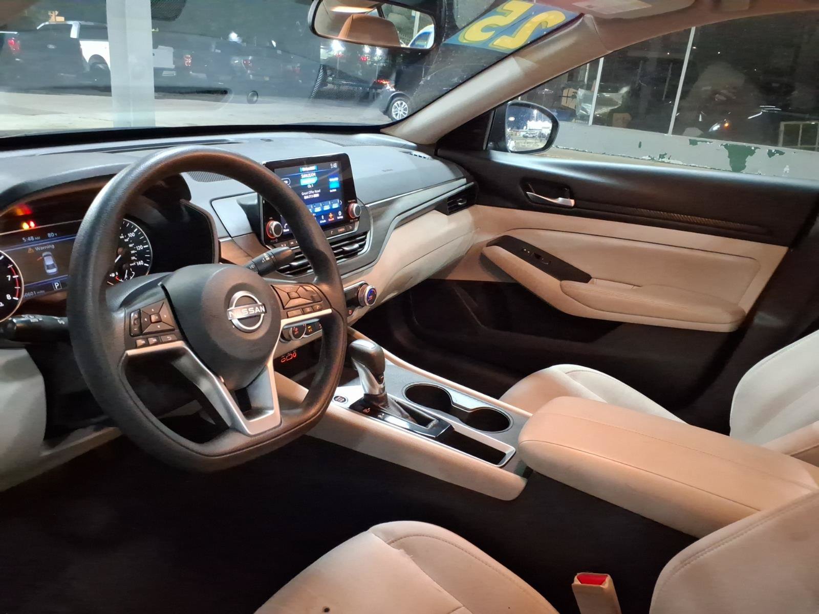 Used 2025 Nissan Altima 2.5 SV FWD image 9