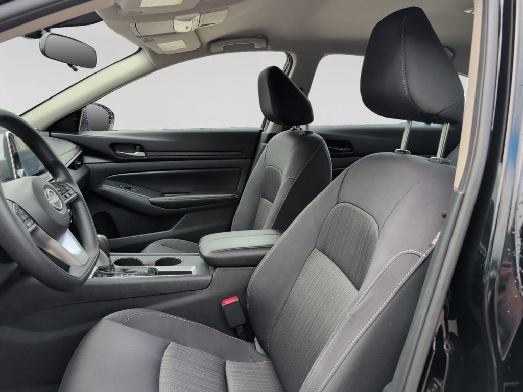 Used 2025 Nissan Altima 2.5 SV FWD image 17