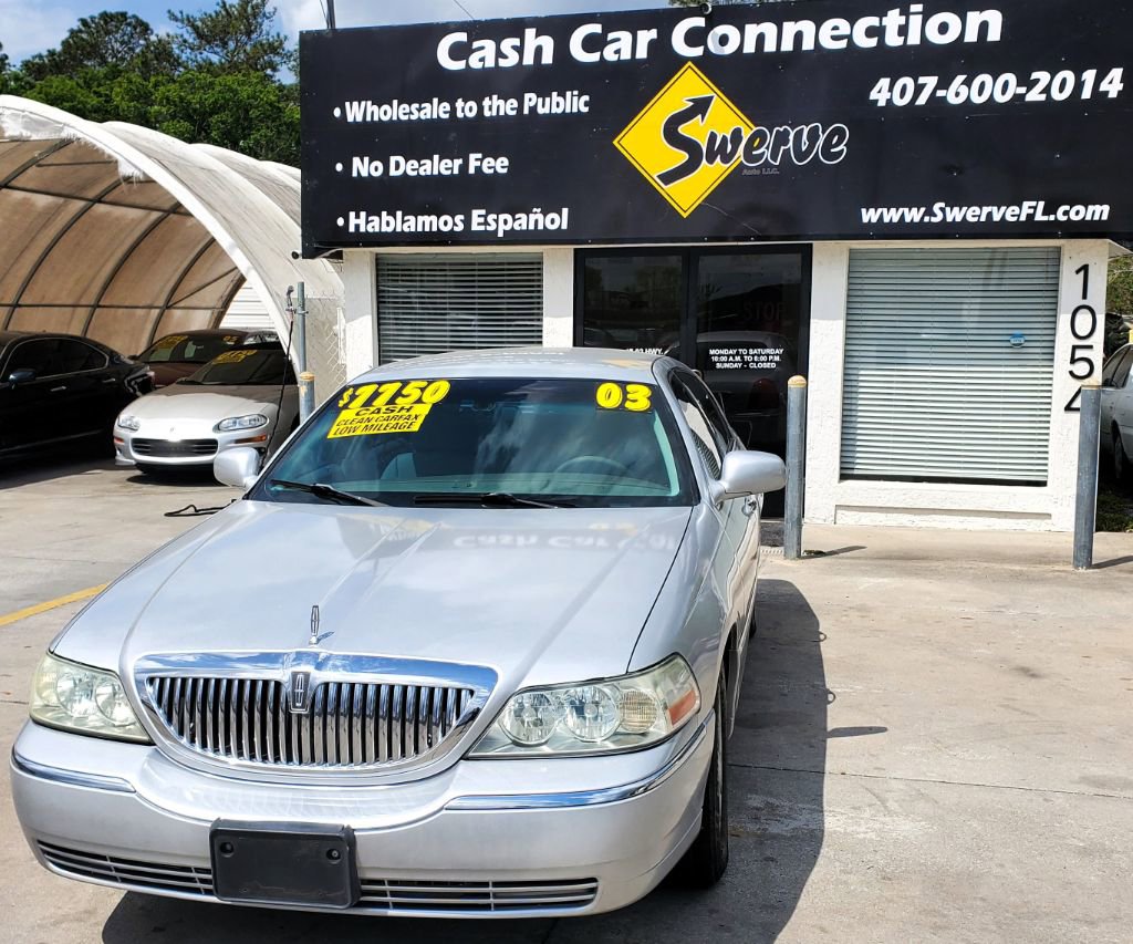 Used 2003 Lincoln Town Car Executive image 2