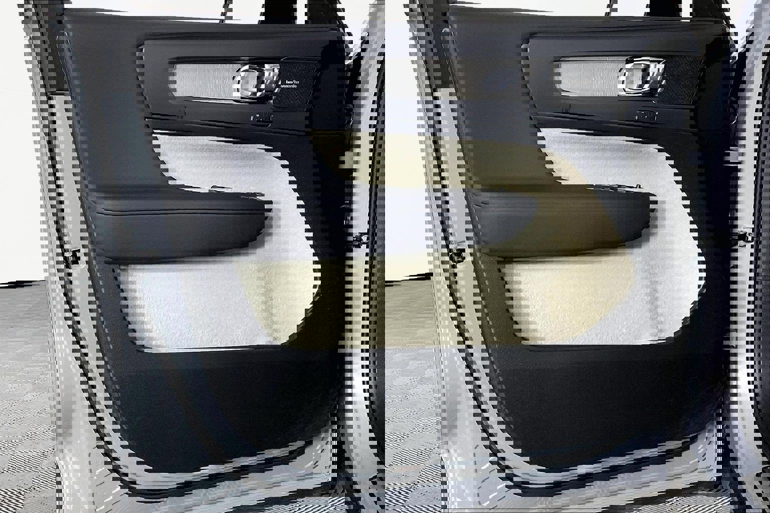 Used 2025 Volvo XC40 B5 Plus w/ Protection Package Premier AWD/4WD image 23