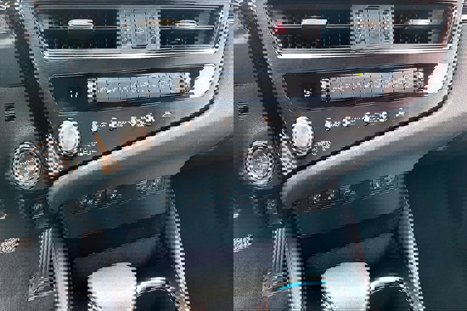 Used 2024 Lexus ES 300h w/ Premium Package image 31