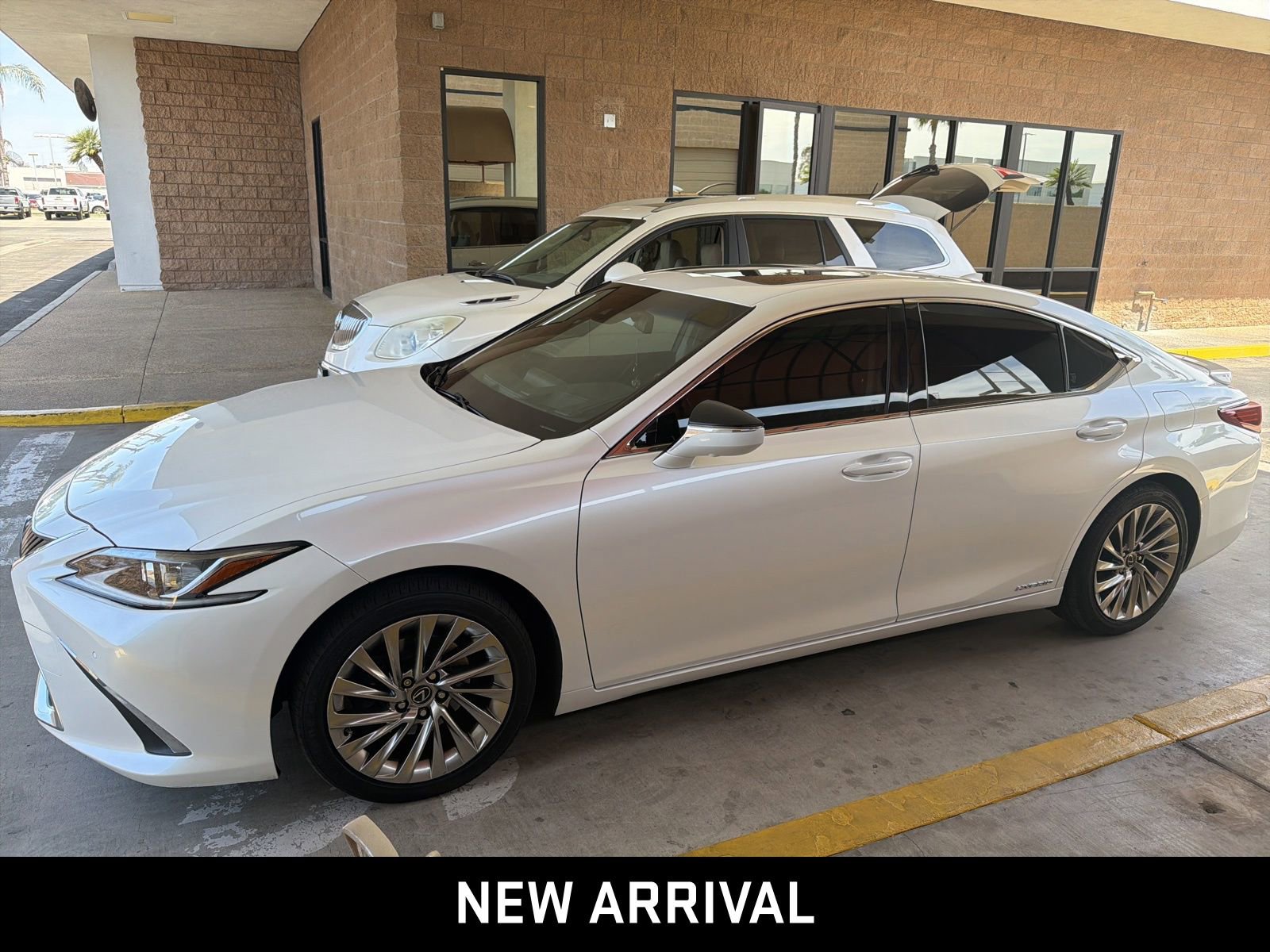 Used 2019 Lexus ES 300h w/ Accessory Package 2