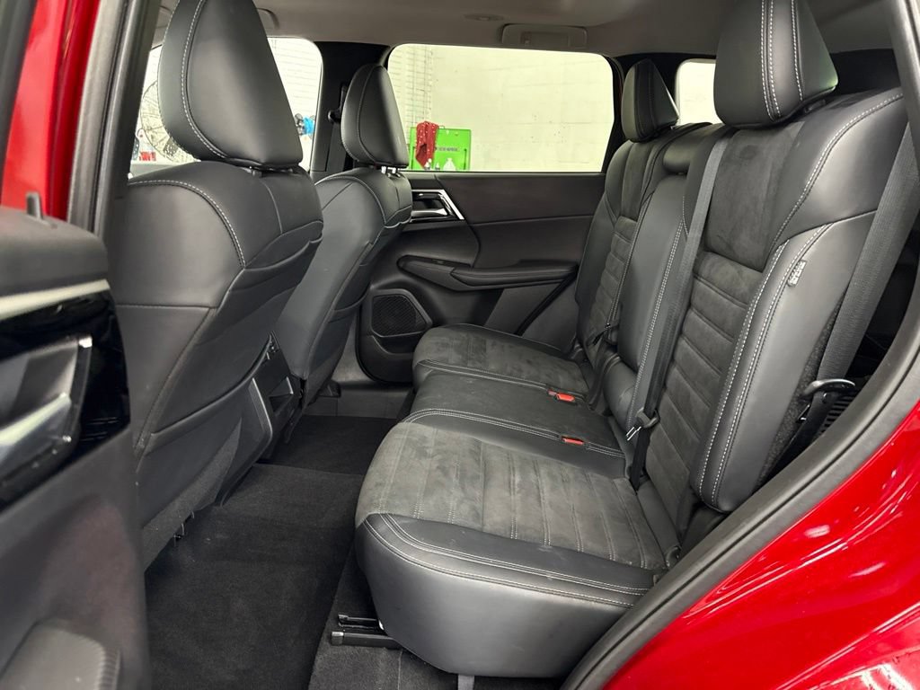 Used 2024 Mitsubishi Outlander AWD image 14