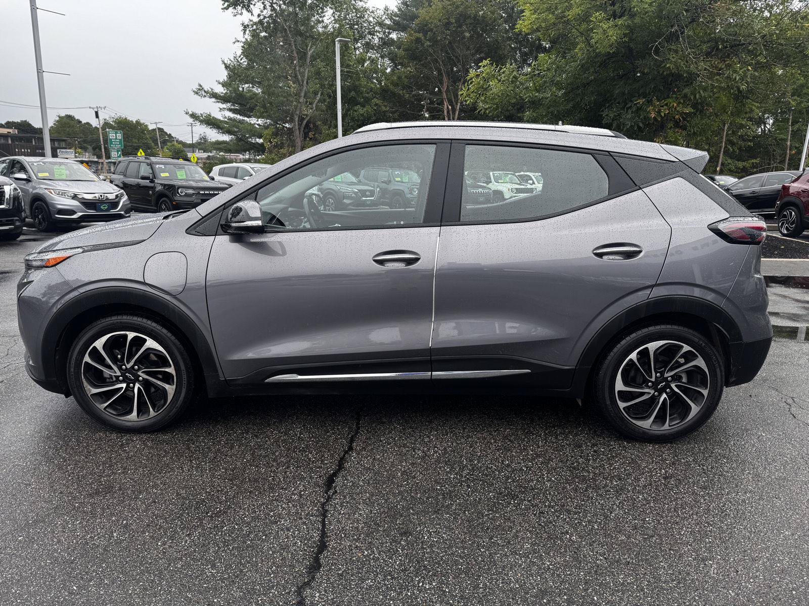 Used 2022 Chevrolet Bolt EUV Premier w/ Sun & Sound Package FWD image 4