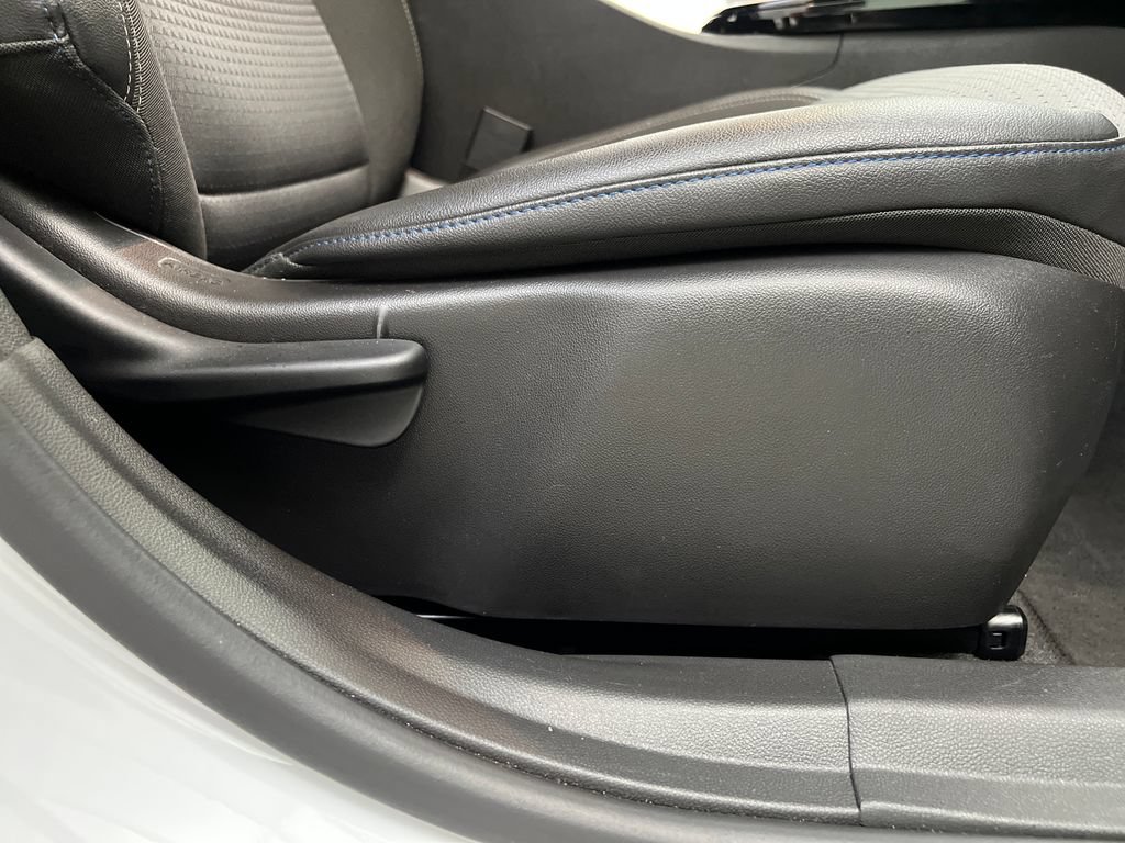 Used 2025 Chevrolet Trax LT FWD image 29