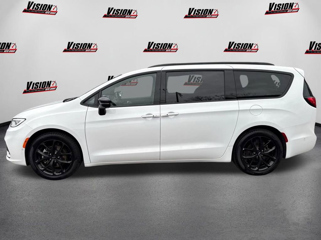 Used 2024 Chrysler Pacifica Limited w/ S Appearance Package image 8