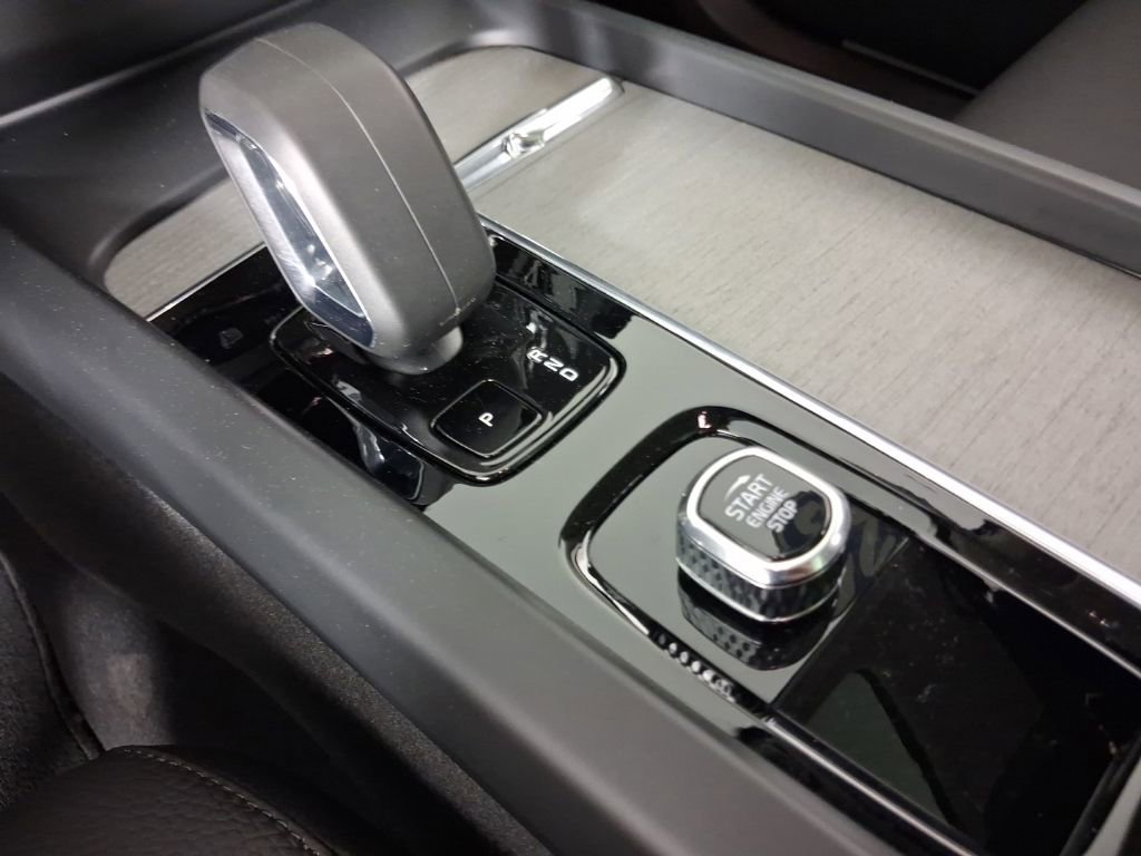 Certified 2025 Volvo XC60 B5 Plus AWD/4WD image 24