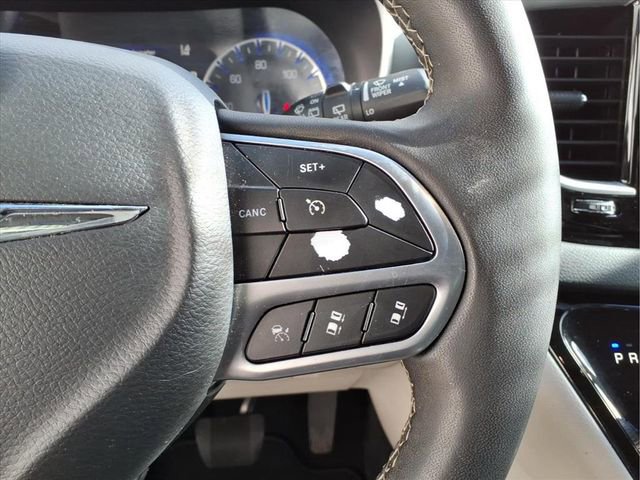 Used 2023 Chrysler Pacifica Touring-L image 18