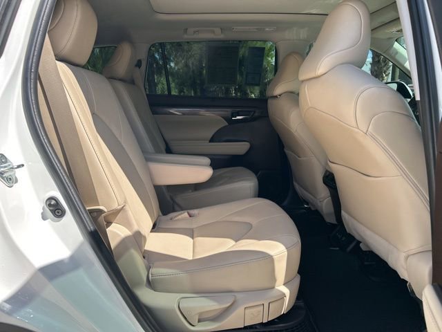 Used 2022 Toyota Highlander Platinum AWD/4WD image 17