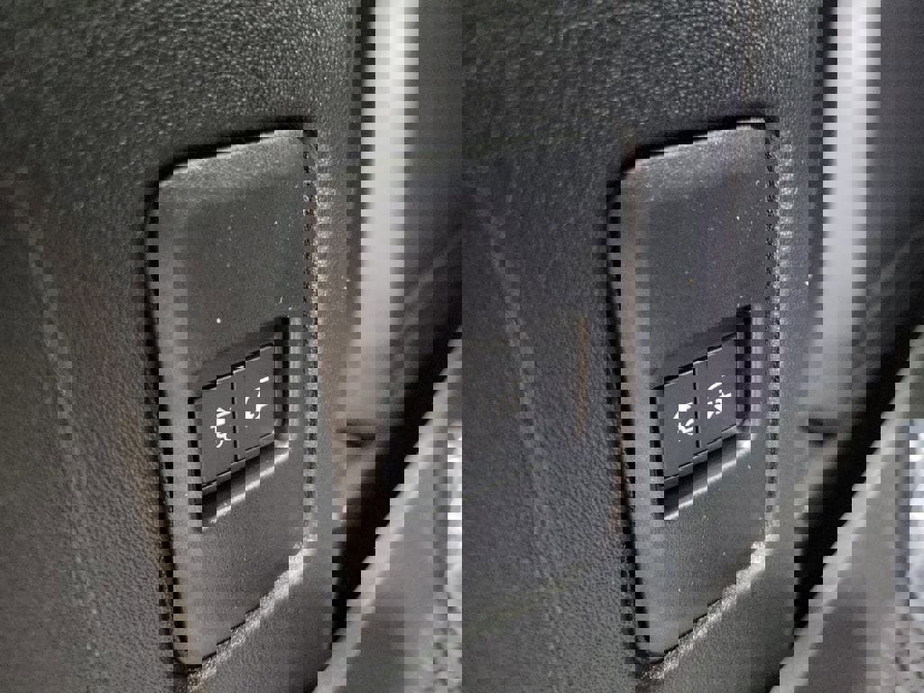 New 2026 Land Rover Defender 110 X-Dynamic SE image 30