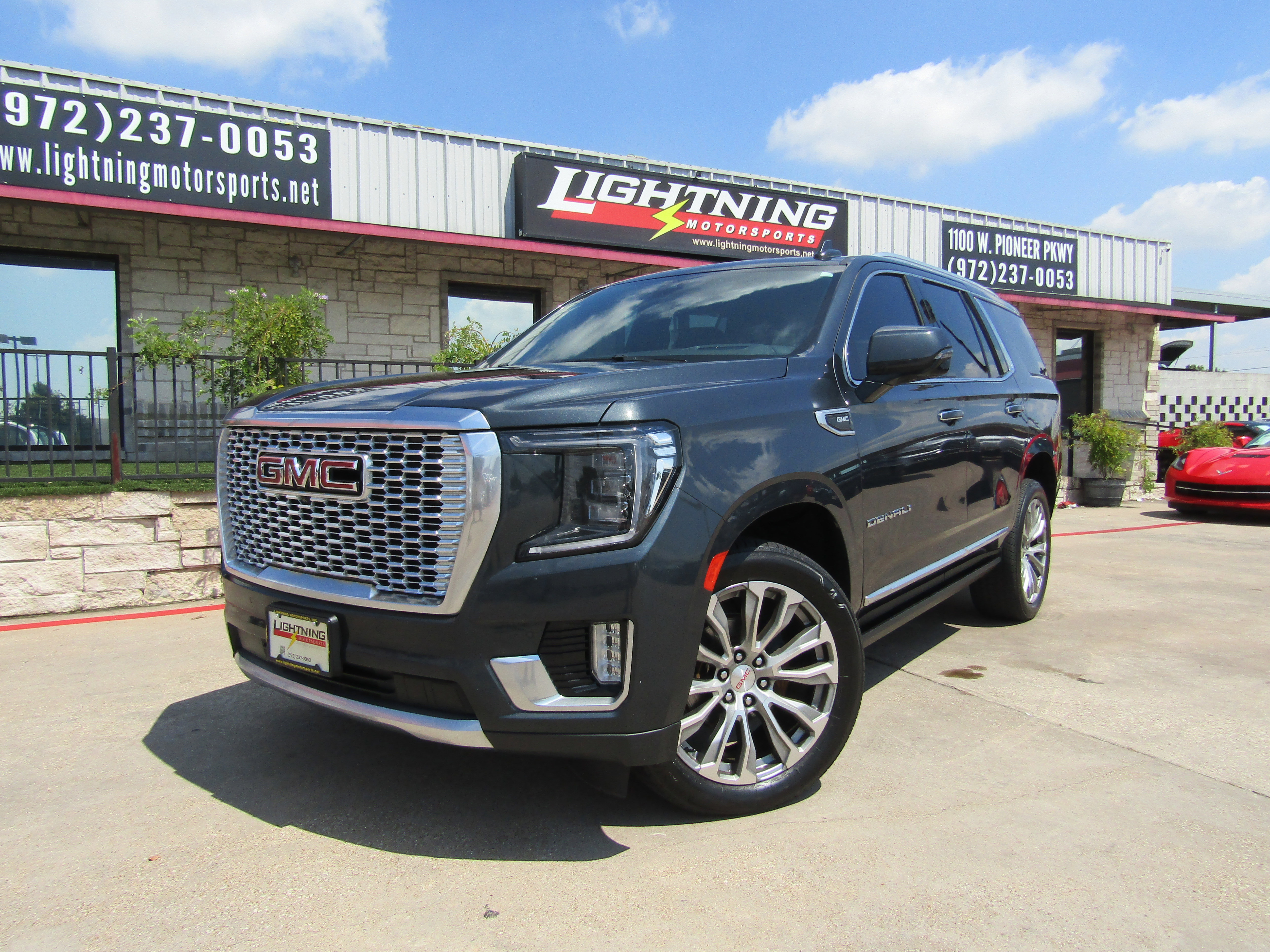 Used 2021 GMC Yukon Denali w/ Denali Premium Package image 1