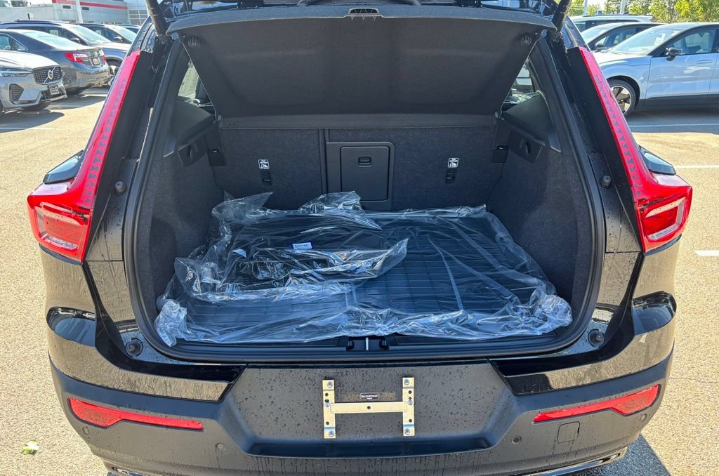 New 2026 Volvo XC40 B5 Core w/ Climate Package AWD/4WD image 17
