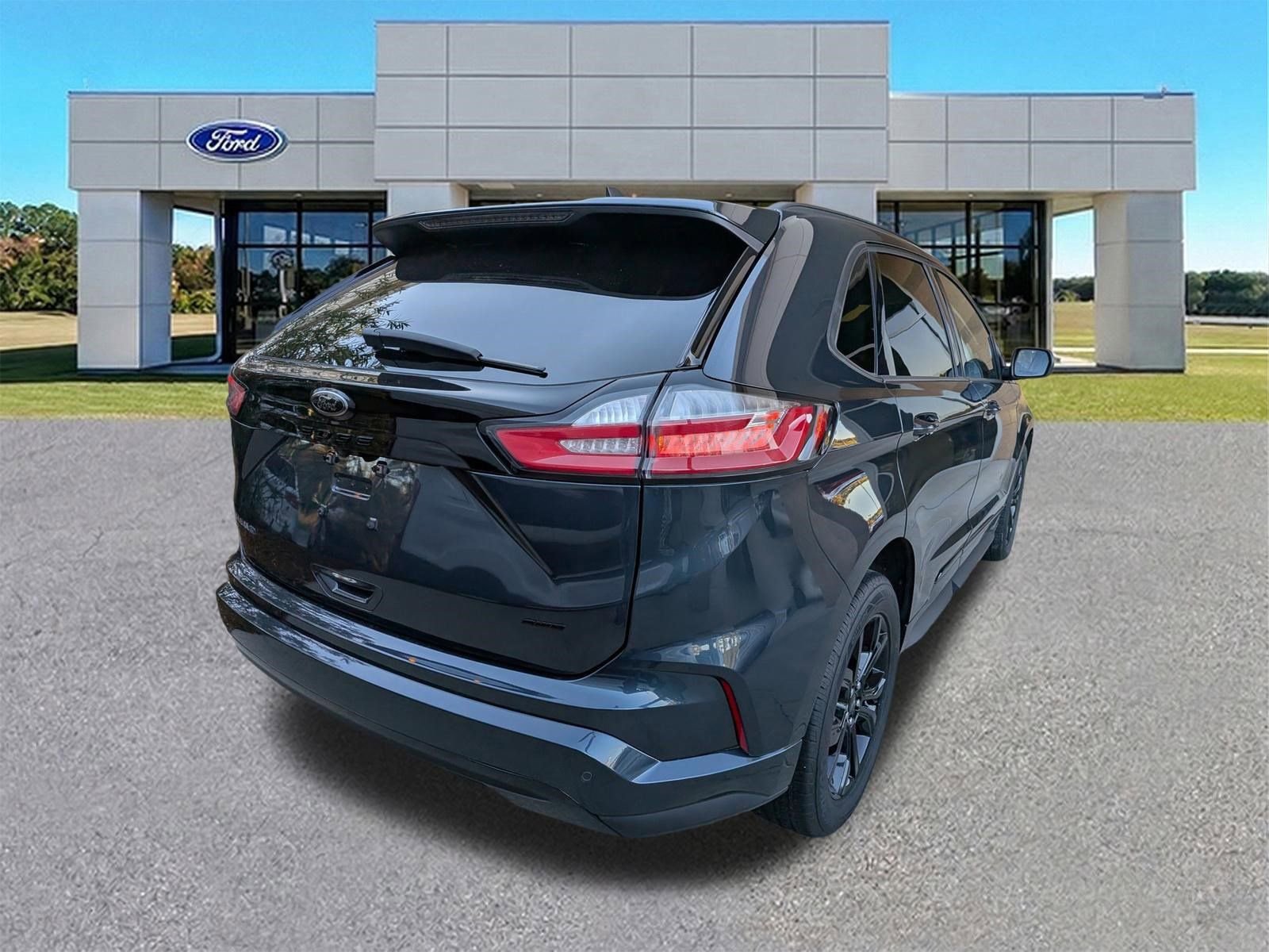 Certified 2024 Ford Edge SE w/ Black Appearance Package image 4
