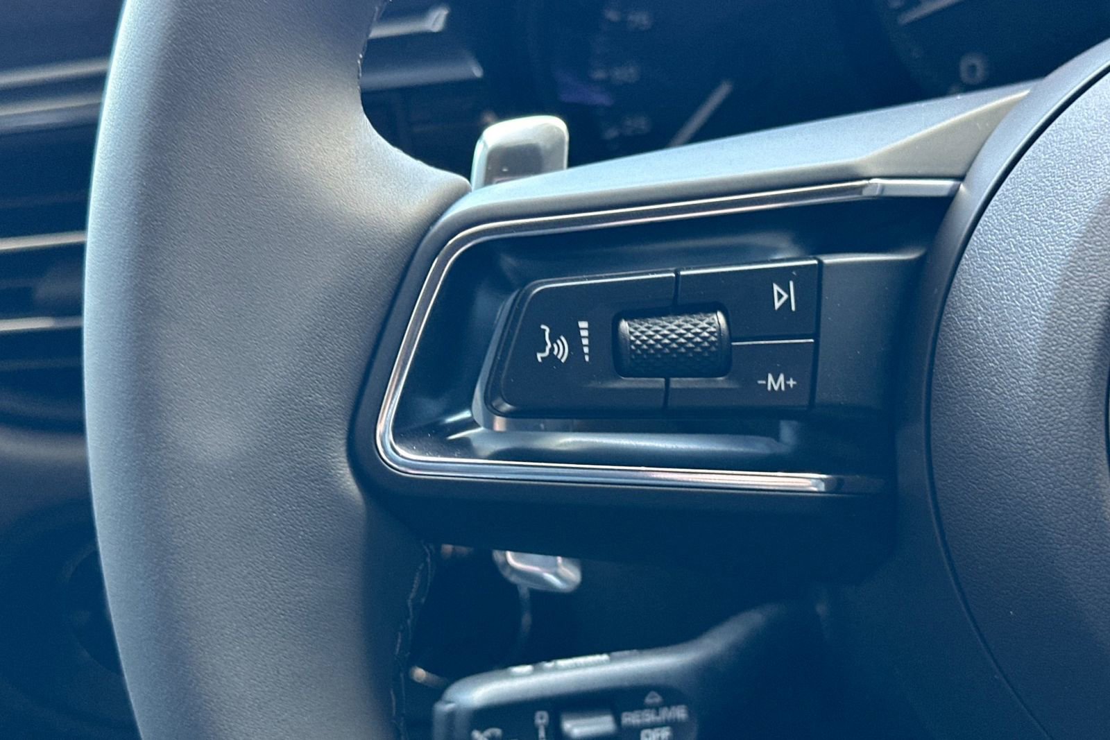 Certified 2025 Porsche Macan image 30