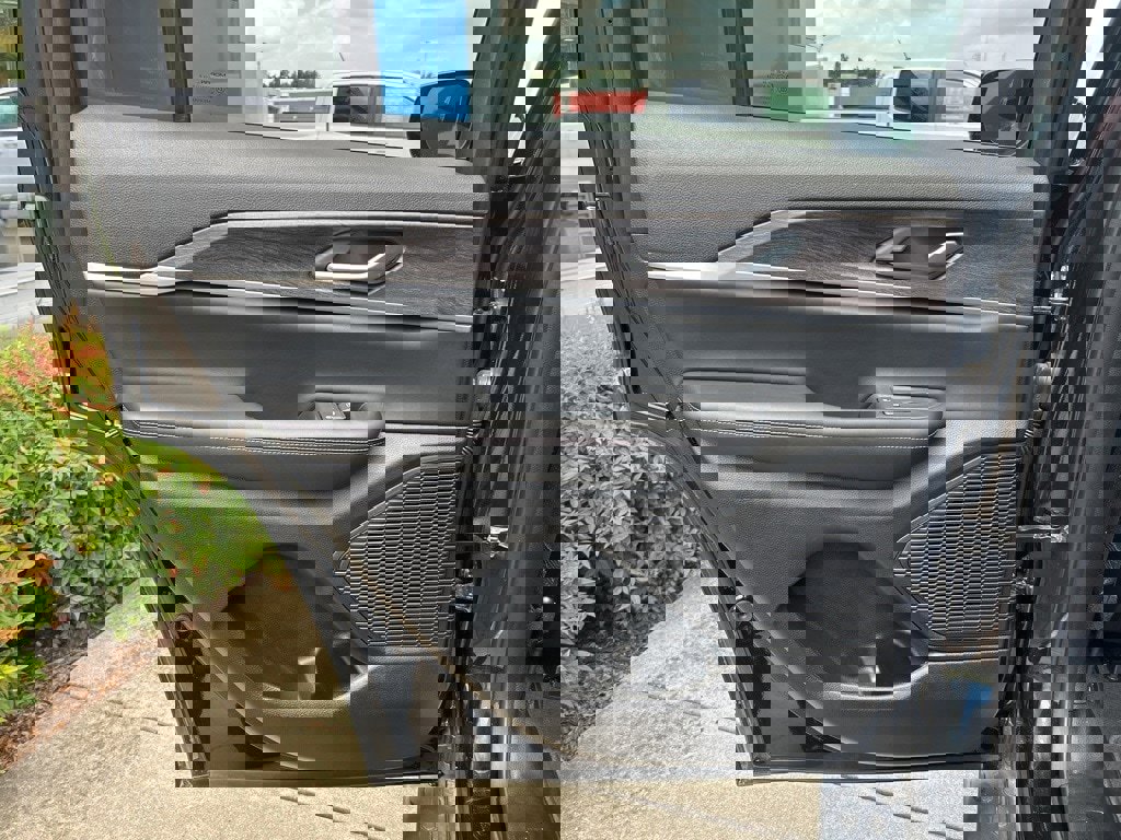 Used 2024 Jeep Grand Cherokee Limited w/ Black Appearance Package image 12