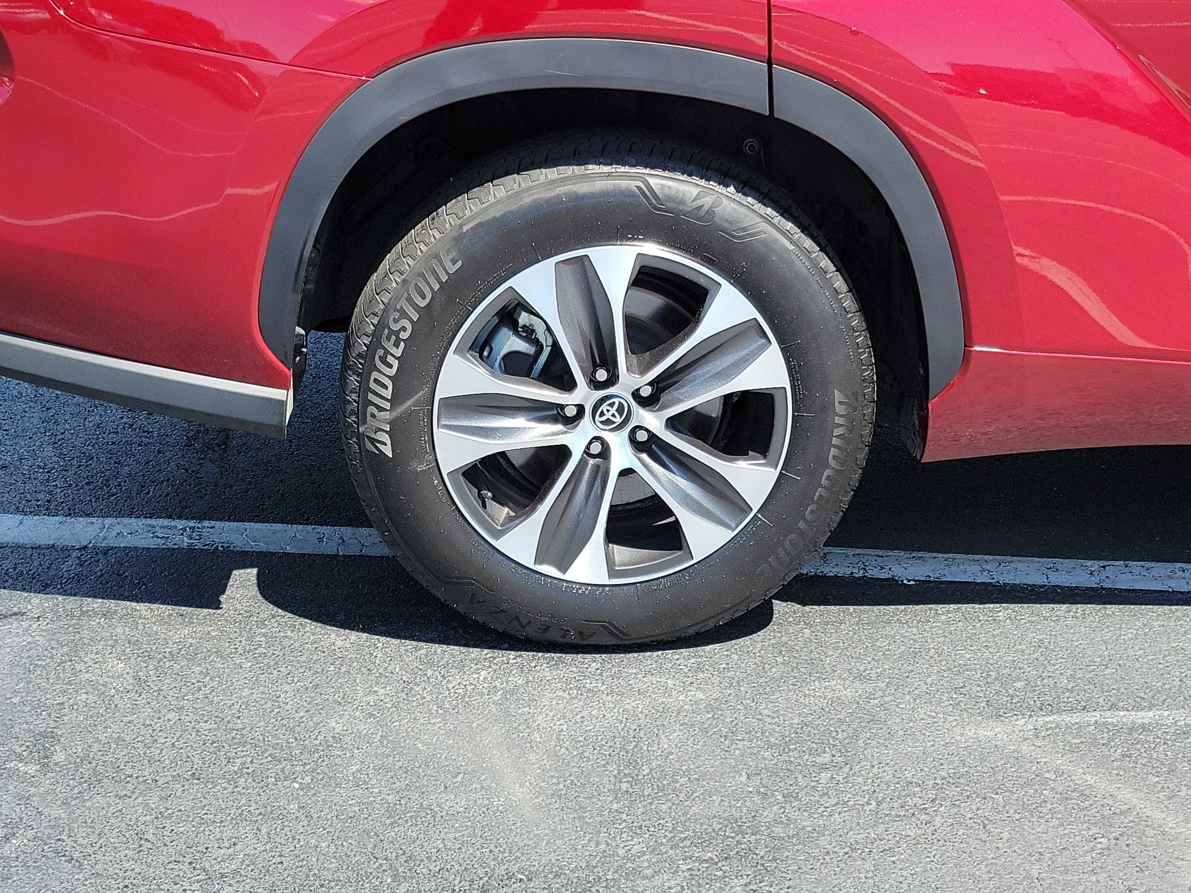 Certified 2025 Toyota Highlander XLE FWD image 6