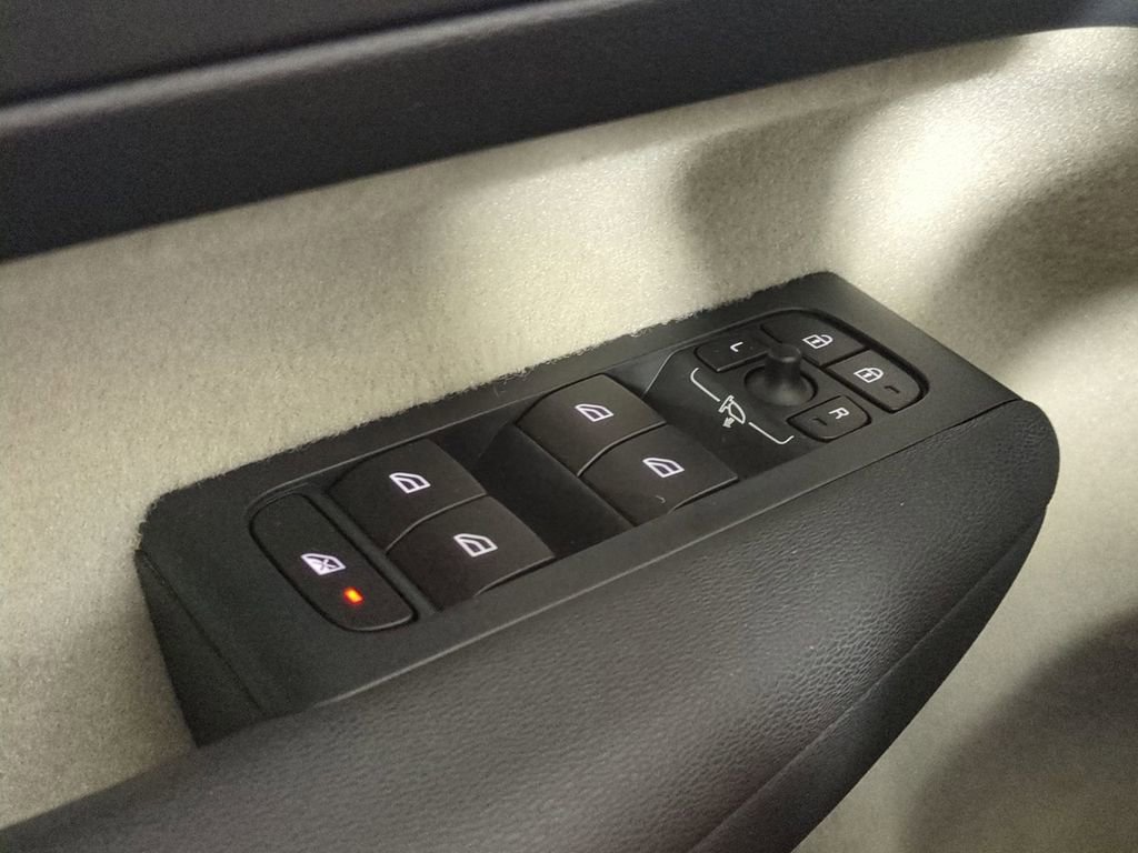 Used 2019 Volvo XC40 T5 R-Design image 31