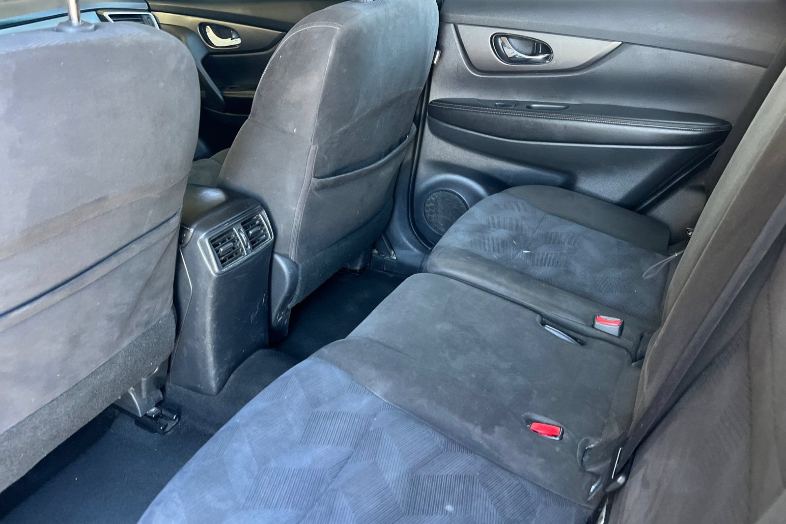 Used 2015 Nissan Rogue SV AWD/4WD image 12