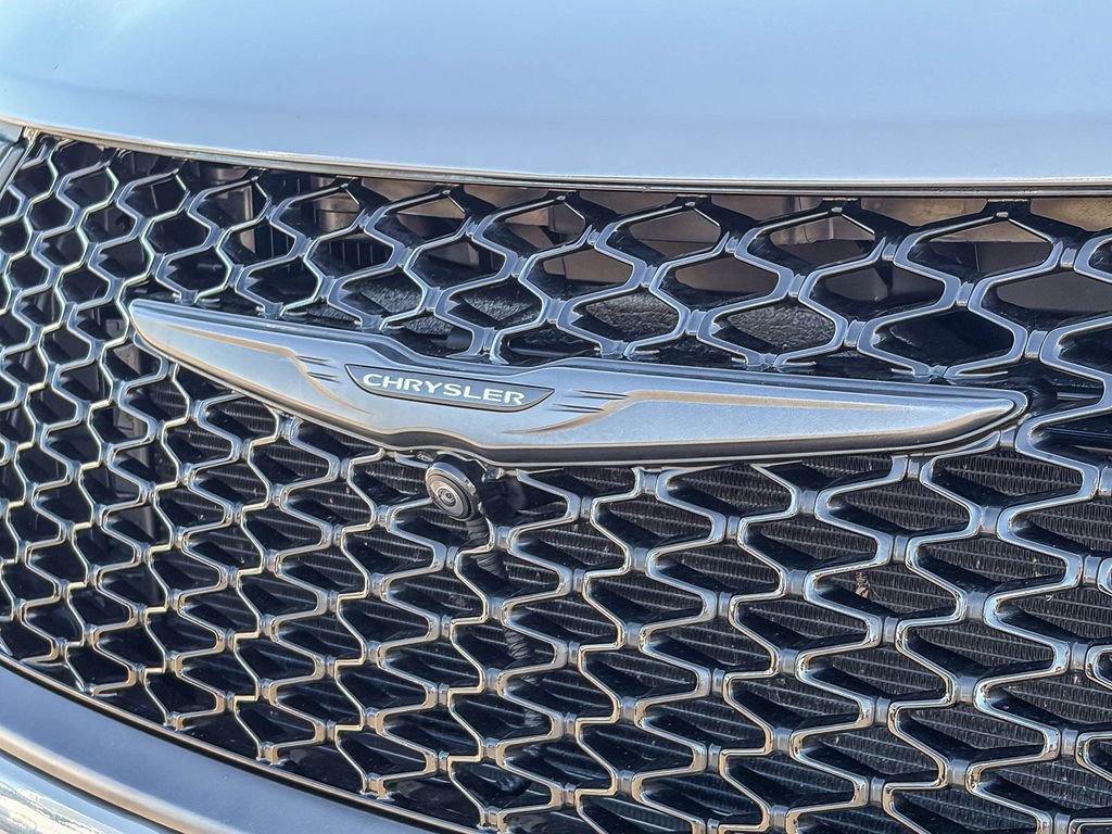 Used 2025 Chrysler Pacifica Premium image 13